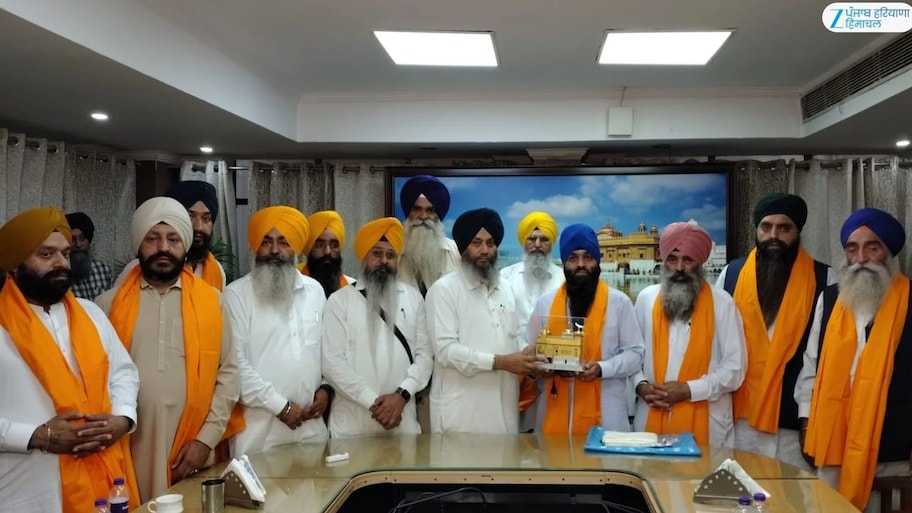 ਪਾਕਿਸਤਾਨ ਤੋਂ ਸਿੱਖ ਸ਼ਰਧਾਲੂਆਂ ਦਾ ਜਥਾ ਸੱਚਖੰਡ ਸ੍ਰੀ ਹਰਿਮੰਦਰ ਸਾਹਿਬ ਵਿਖੇ ਹੋਇਆ ਨਤਮਸਤਕ