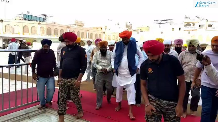 AAP ਤੋਂ ਟਿਕਟ ਮਿਲਣ ਤੋਂ ਬਾਅਦ ਕੁਲਦੀਪ ਸਿੰਘ ਧਾਲੀਵਾਲ ਨੇ ਹਰਿਮੰਦਰ ਸਾਹਿਬ ਟੇਕਿਆ ਮੱਥਾ